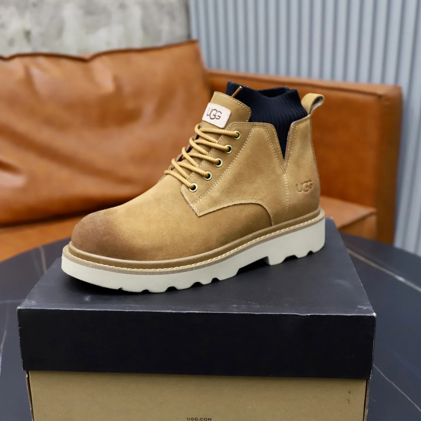 Ex-factory price: 640💰Thick wool imported from Australia Brand: UGG genuine purchase Size: 39-44 Grade: Official website 1:1 Material: First layer of genuine leather waterproof and antifreeze upper Real wool lining Original non-slip soft wear-resistant outsole Style category: Men's casual shoes Trendy style Comfortable on the feet Color: Official website color synchronization
